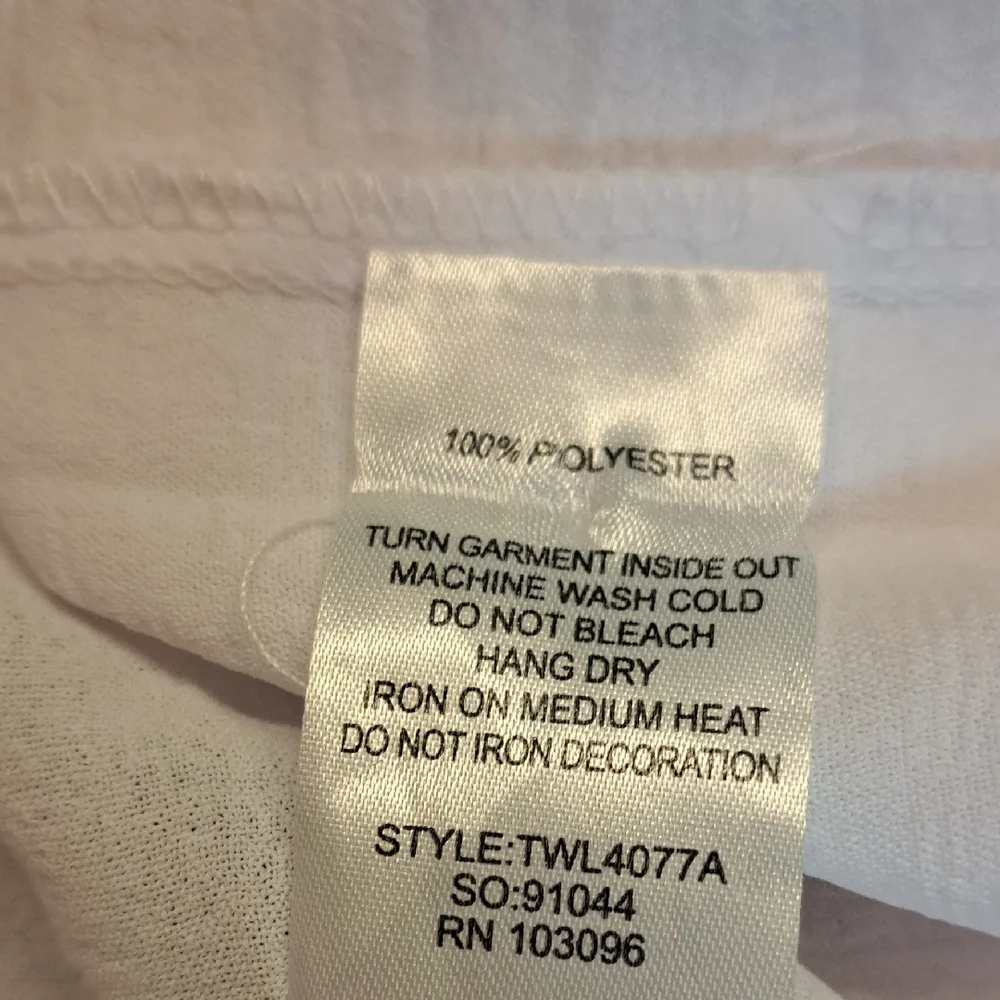 Discreet White Crop Top with Silver Accents - Picture 3 of 4